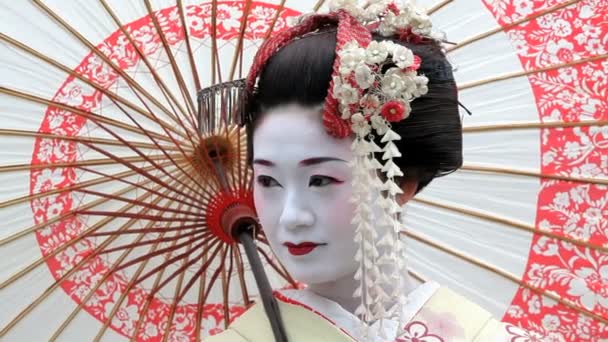 Όμορφο ιαπωνική γκέισα που παρουσιάζουν — Αρχείο Βίντεο