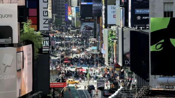 Times Square New York con cartelloni pubblicitari luci al neon e insegne luminose, Stati Uniti — Video Stock