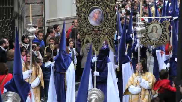 Gente viendo el desfile de Nazarenos encapuchados — Vídeo de stock