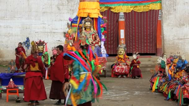 Танцоры в масках смотрят танцевальный фестиваль — стоковое видео