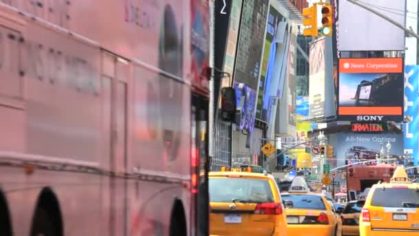 Mensen verkeer en billboards van Times Square, New York, Verenigde Staten — Stockvideo