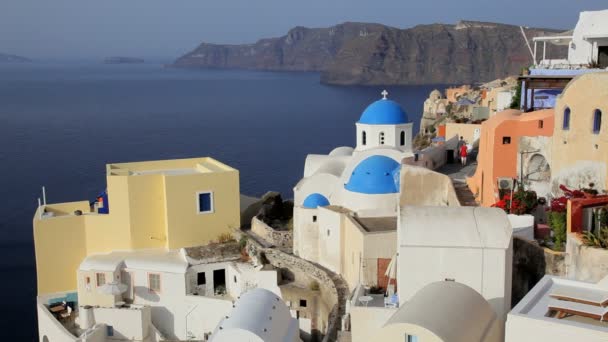 Cupola chiese bianche lavate di Oia al tramonto Grecia — Video Stock