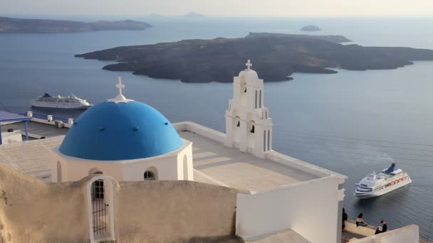 Blå kupol i den lokala kyrkan och vita tvättas husen i Thira Egeiska havet, Grekland — Stockvideo