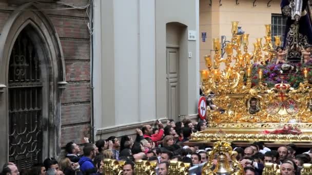 Costaleros portando un Trono una carroza religiosa — Vídeo de stock