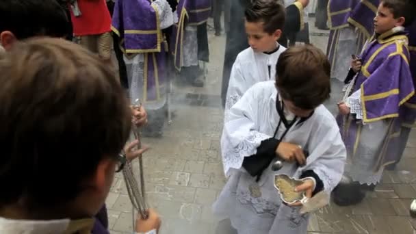 Дети в религиозной процессии Semana Santa — стоковое видео