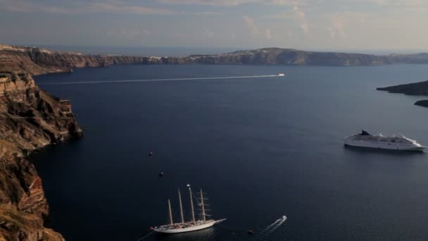 Panoramique à travers la baie aux maisons blanches lavées de Thira, mer Égée, Grèce 