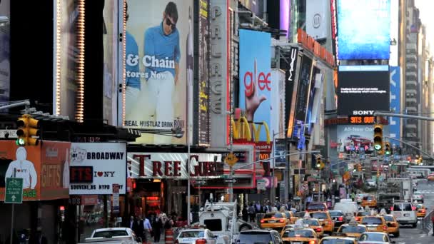 Άνθρωποι κυκλοφορίας και πινακίδες της Times Square, Νέα Υόρκη, ΗΠΑ — Αρχείο Βίντεο