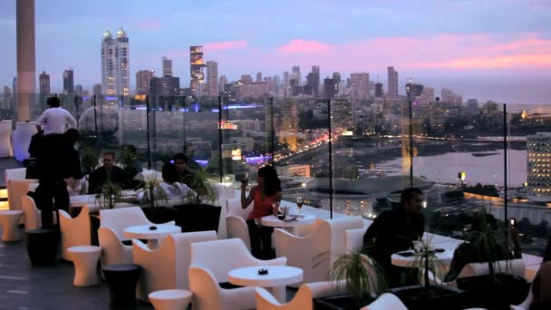 Rooftop bar onde as pessoas estão relaxando — Vídeo de Stock