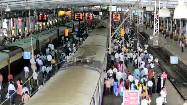 Pendelaars in Victoria Terminus — Stockvideo