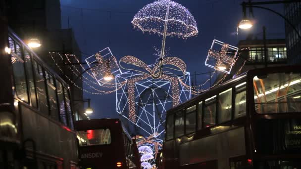 Kerstverlichting en Londen bussen — Stockvideo