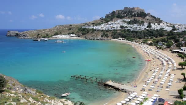 Zonnebaders genieten van Anthony Quinn strand nr Lindos, Rhodos Eiland, Griekenland — Stockvideo