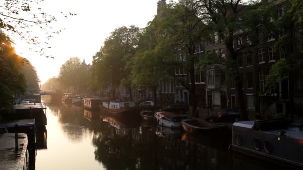 Salida del sol sobre los barcos de la casa en los canales de Amsterdams — Vídeos de Stock