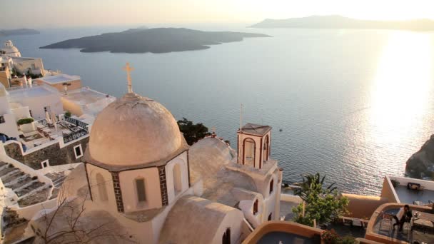 Blå kupol i den lokala kyrkan och vita tvättas husen i Thira Egeiska havet, Grekland — Stockvideo