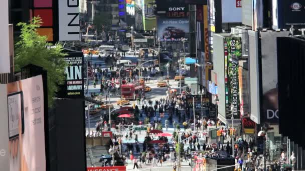 Κατακόρυφη προβολή της απασχολημένος Times Square στο φως της ημέρας, Μανχάταν, Νέα Υόρκη, ΗΠΑ — Αρχείο Βίντεο