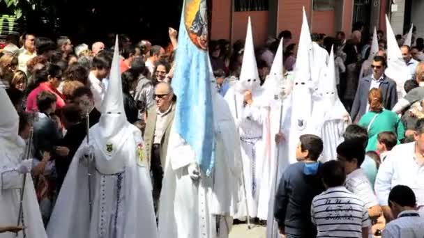 Hooded Nazarenos parad heliga veckan Malaga Spanien — Stockvideo