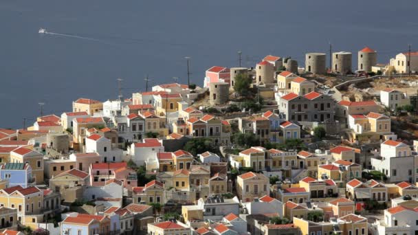 Simi Maisons de ville près de la belle île portuaire de Symi, Grèce — Video