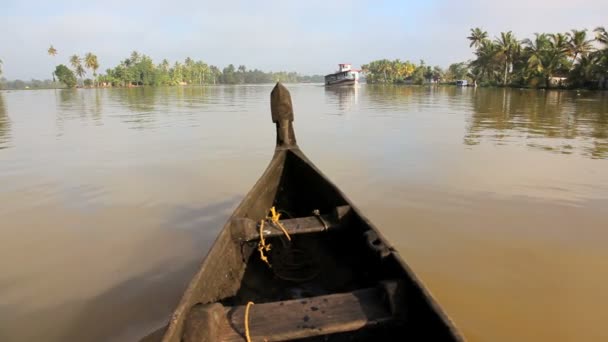 Water verkeer op backwaters van Kerala — Stockvideo