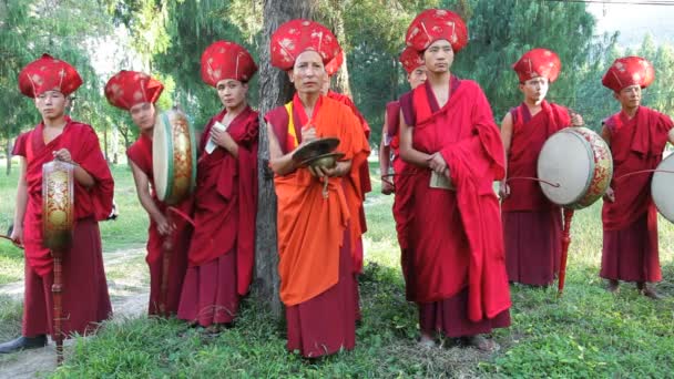 Monjes budistas tocando instrumentos — Vídeo de stock