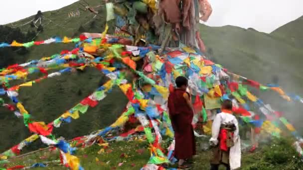 Буддійський чернець дме раковини — стокове відео