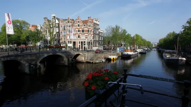 Tráfico de amsterdams canal — Vídeos de Stock