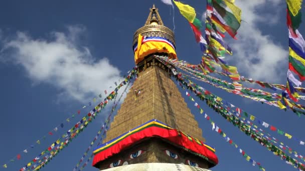 Flagi modlitewne pływające z stupy Boudhanath, Kathmandu, Nepal — Wideo stockowe