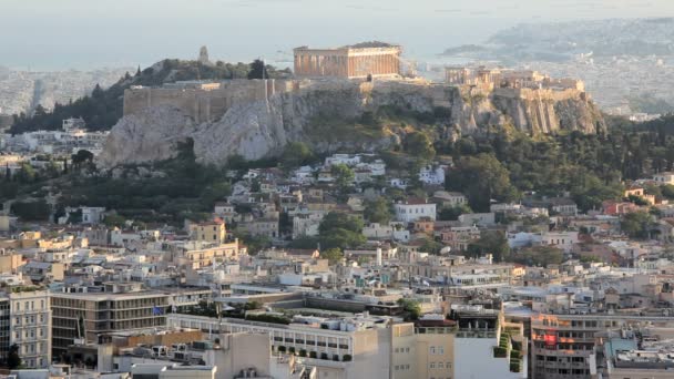 La ciudad de Atenas con la Acrópolis — Vídeo de stock