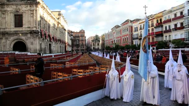 Desfile de Nazarenos con capucha — Vídeos de Stock