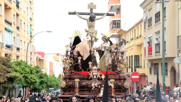 Religiöser trono getragen von den costaleros semana santa — Stockvideo