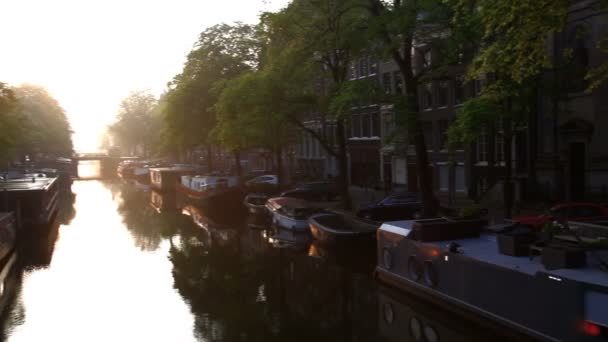 Salida del sol sobre los barcos de la casa en los canales de Amsterdams — Vídeo de stock