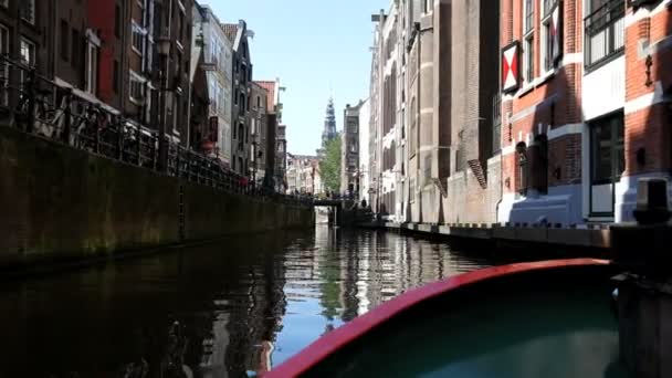 Vista del agua de los canales estrechos de Amsterdams con su arquitectura fina, Países Bajos — Vídeos de Stock