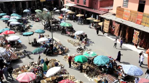 Люди на открытом рынке — стоковое видео