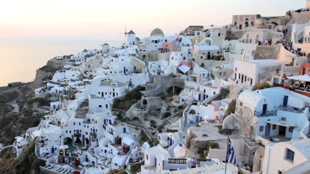Domo iglesias blancas lavadas de Oia al atardecer Grecia — Vídeo de stock