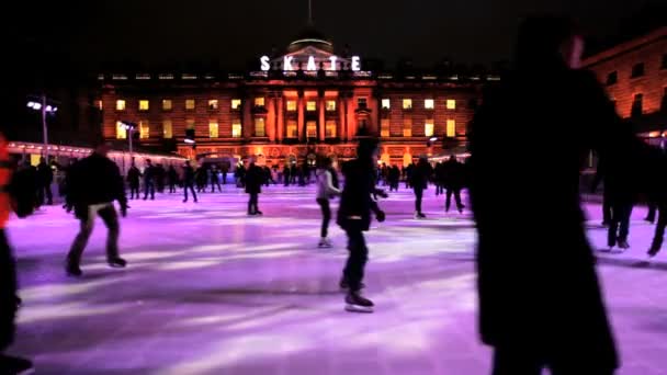 Mensen Ice Skating in stad — Stockvideo