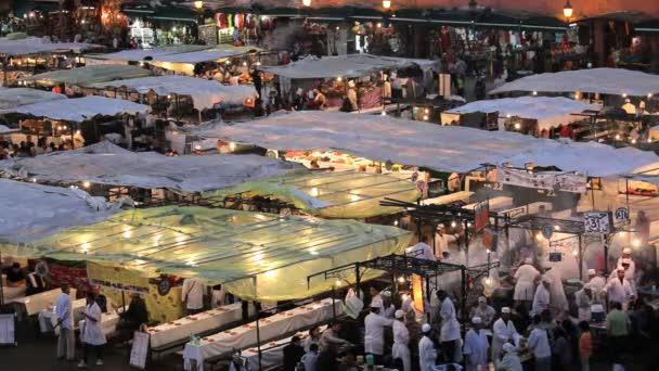 Persone che mangiano al cibo bancarelle — Video Stock