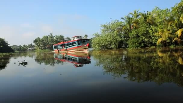 Pasajero barco en Kerala remansos — Vídeo de stock