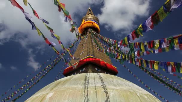 Gebetsfahnen wehen aus der Boudhanath Stupa — Stockvideo