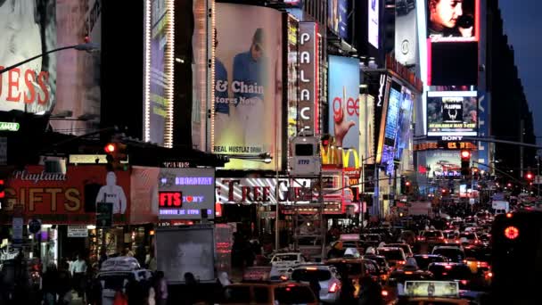 Άνθρωποι κυκλοφορίας και πινακίδες της Times Square, Νέα Υόρκη, ΗΠΑ — Αρχείο Βίντεο