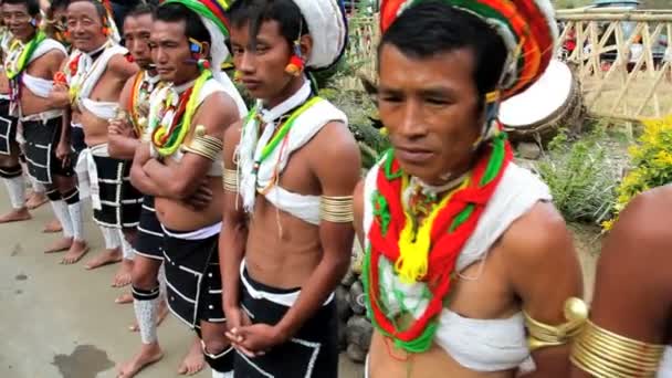 Tribu de la tribu Naga esperando para actuar en la reunión tribal Hornbill Festival — Vídeo de stock