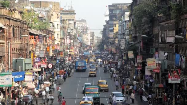 Blick auf Stadttaxis lokale Busse im Zentrum von Kolkata — Stockvideo