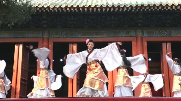 Female Chinese dancers performing — Stock Video