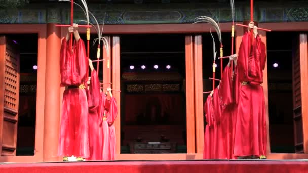 Китайський танцюристи виконують на храм — стокове відео