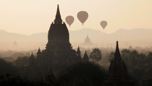 Ballons au lever du soleil nr Temples — Video