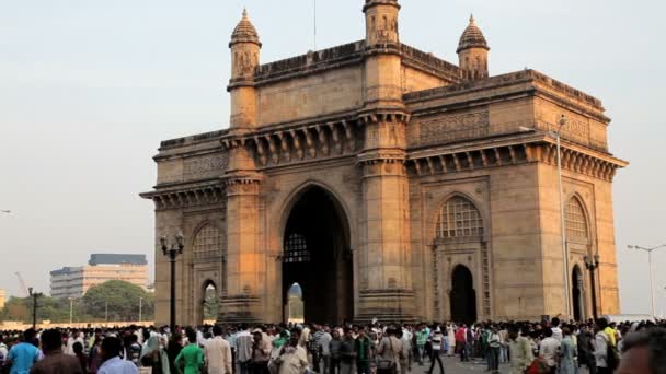 Ludzie odwiedzają Gateway of India — Wideo stockowe