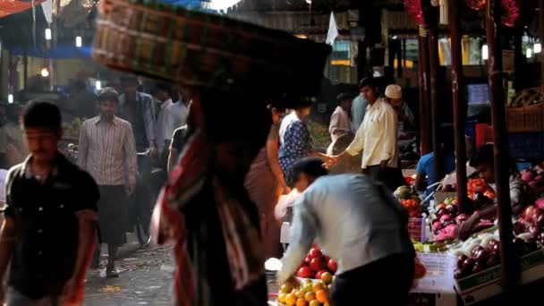 Compradores y comerciantes en el ajetreado mercado mayorista de Crawford — Vídeo de stock