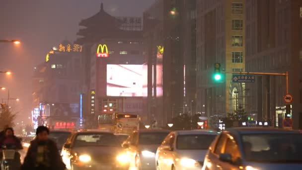 Staden smog och föroreningar nattetid — Stockvideo
