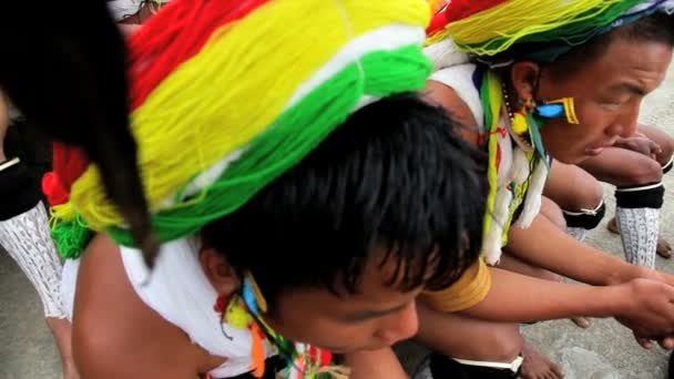 Stammesangehörige des Angami-Stammes warten auf ihren Auftritt beim Hornbill-Stammestreffen — Stockvideo