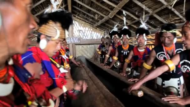 Chang stamleden beating drum dragen traditionele kostuum een tribal dansen neushoornvogel festival — Stockvideo