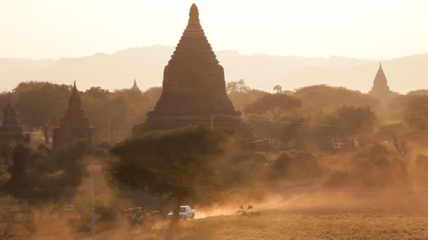 Храмы и пыльные дороги Пагода — стоковое видео