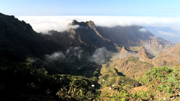 Berg wolken aan de kust Santo Antao — Stockvideo