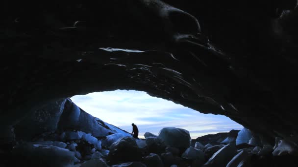 氷河の氷の洞窟で男性の図 — ストック動画